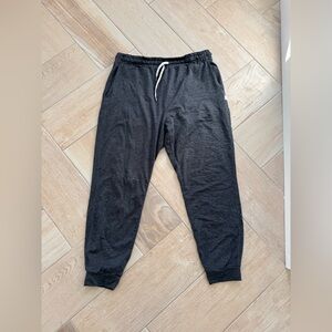 Vuori women’s performance jogger, size large